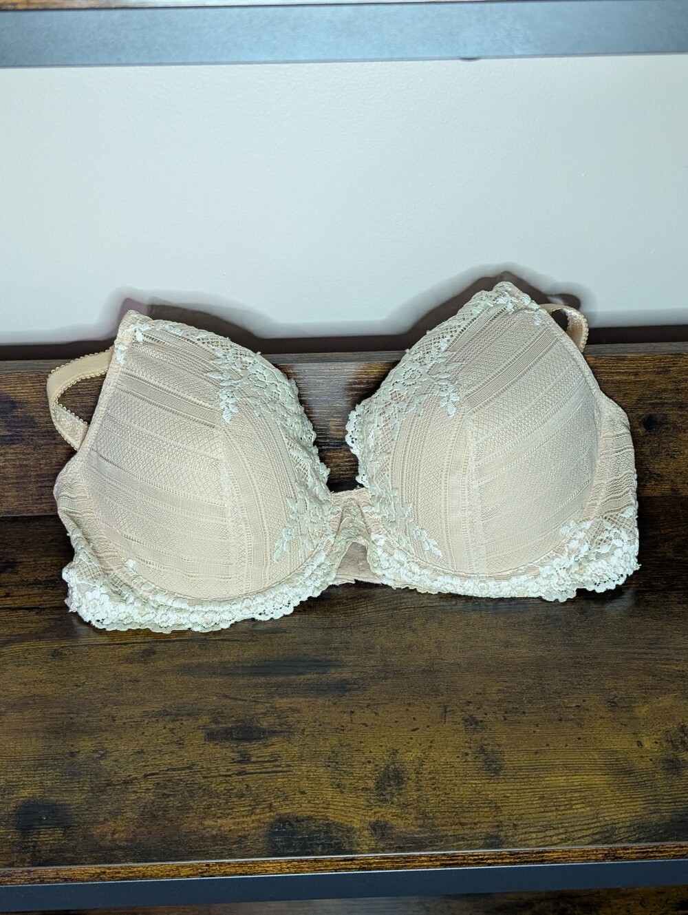 Women's Wacoal Beige Embrace Lace Plunge Sheer Lace Bra 38D 853291
